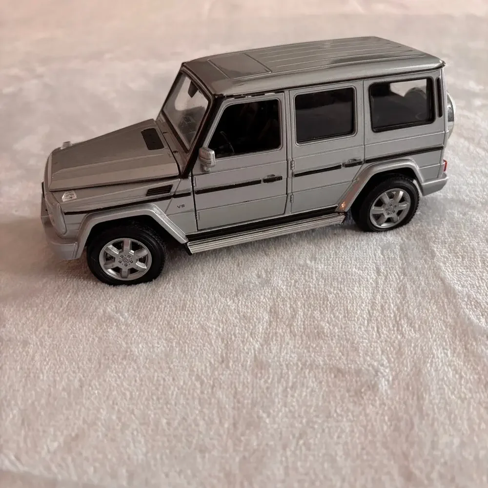 Welly 2016 Mercedes G-Wagen 1/24 Diecast Silver G-Class Wagon SUV *Part Missing*